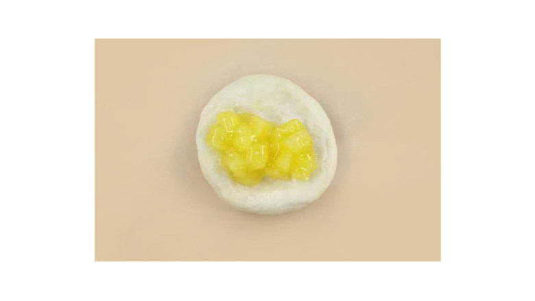 菠萝菠萝包,醒发好就可以包上菠萝果馅。