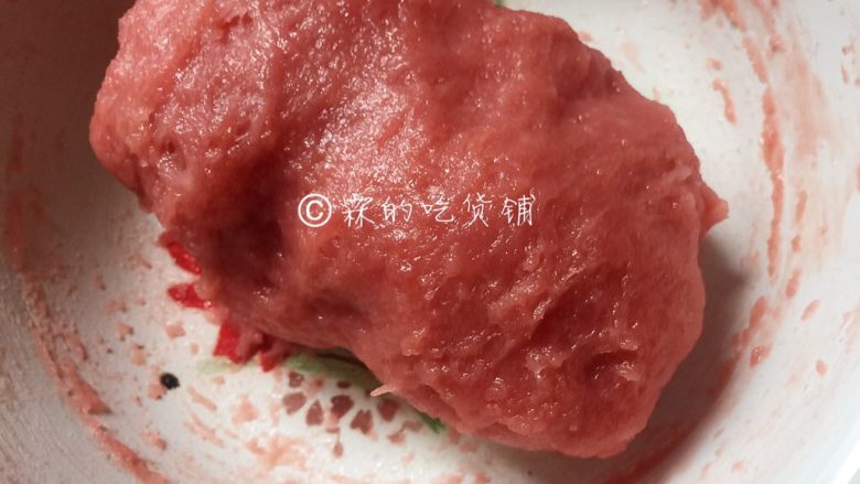 梅花果子,稍微晾凉后,把粉团揉匀揉透
