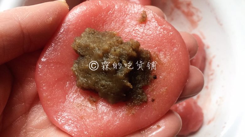梅花果子,摘成大小合适的剂子(这个量我做了12个),揉圆、按扁,中间放上<a style='color:red;display:inline-block;' href='/shicai/ 4729'>豆沙馅</a>,包起来,收口朝下