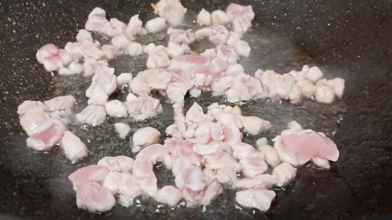 炸酱面,锅里加葱姜蒜爆香,加肉丁翻炒。