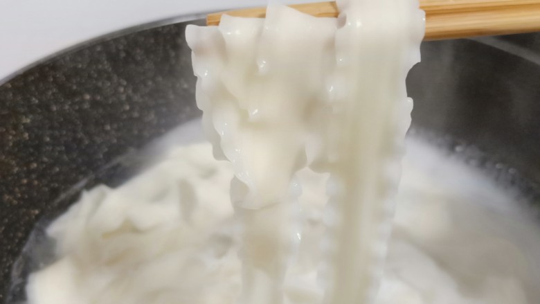 炸酱面,锅里加适量的清水,水微微开下面。期间加2次水,面条熟透即可捞出。