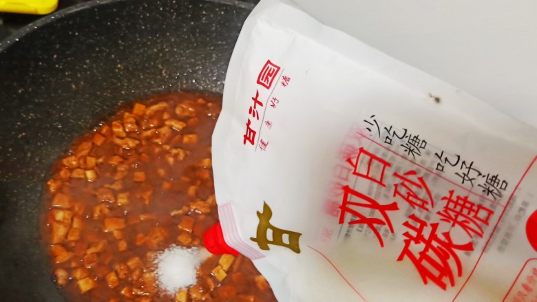 炸酱面,翻炒均匀,加甘汁园双碳白砂糖来调味。