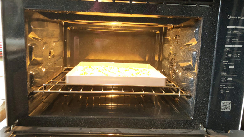 香葱肉松面包卷,烤盘放入预热好的烤箱里,中下层。