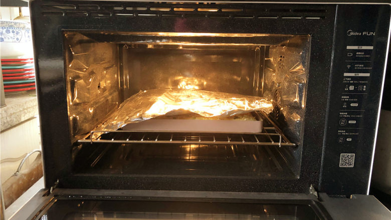 香葱肉松面包卷,最后5分钟记得加盖锡纸。