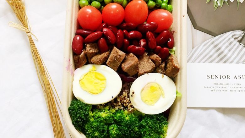 轻食沙拉,三色黎麦直接煮熟摆盘，水果直接摆盘