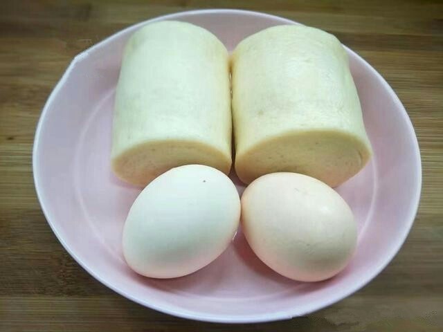 黄金馒头盒子,馒头,鸡蛋准备好。