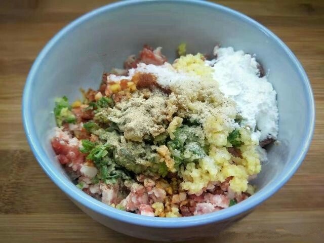 黄金馒头盒子,加入姜末葱花,少许盐,一勺淀粉,少许胡椒粉。