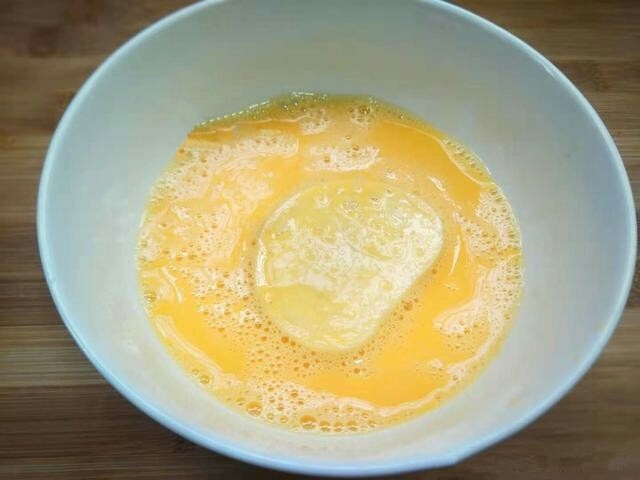 黄金馒头盒子,2个鸡蛋打撒,夹好的馒头片两面都沾上鸡蛋液,这样馒头片吸油少,味道还好。