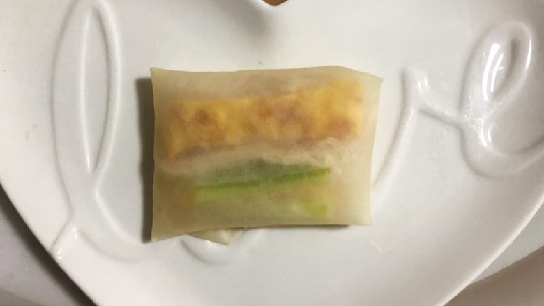 藤椒风味手撕鸡の饺子皮卷饼,卷起来