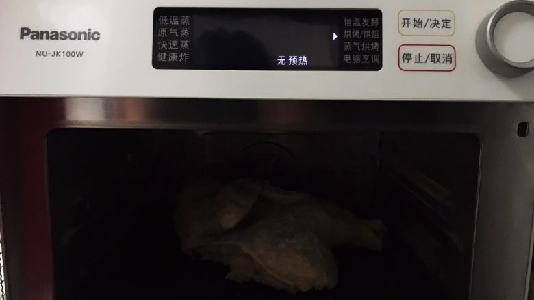 藤椒风味手撕鸡の饺子皮卷饼,解冻好之后的鸡放入烤箱