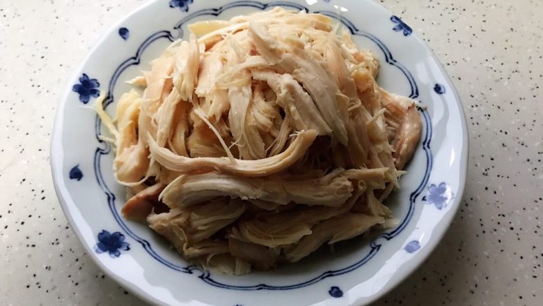 藤椒风味手撕鸡の饺子皮卷饼,鸡肉撕成粗丝