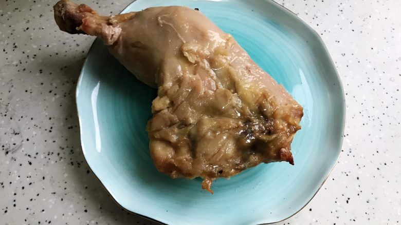 藤椒风味手撕鸡の饺子皮卷饼,留出一只大鸡腿，明天做其他好吃的(❀ฺ´∀`❀ฺ)ﾉ