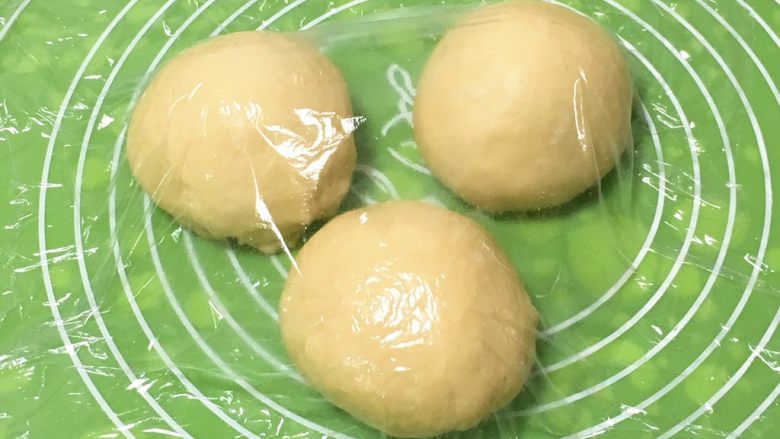 奶油吐司,分成三个剂子,盖上保鲜膜静置20分钟。