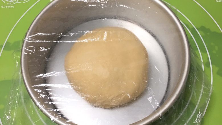 奶油吐司,滚圆放入模具,盖上保鲜膜。
