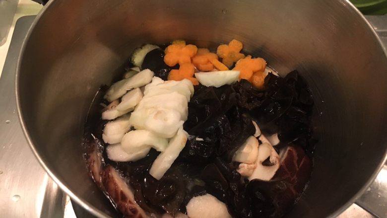 罗汉斋,蘑菇、鲜香菇、蟹味菇、木耳、红萝卜、荸荠,下锅川烫到熟!