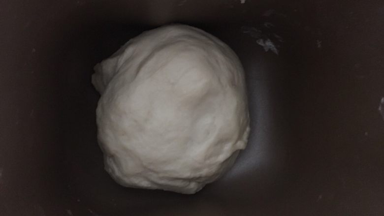 港式酥皮菠萝包,放入面包机揉面程序30分钟,15分钟时放入<a style='color:red;display:inline-block;' href='/shicai/ 887'><a style='color:red;display:inline-block;' href='/shicai/ 887'>黄油</a></a>揉成光滑的面团
