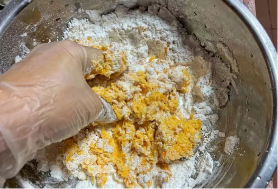 可爱紫薯南瓜包,压泥,紫薯泥拌入适量白糖,融合面粉,揉成等大小的小球备用;