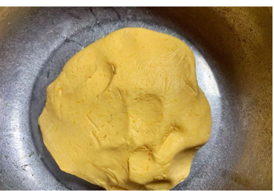 可爱紫薯南瓜包,揉成均匀的面团,但不能太粘手,根据这个标准可以适量加减<a style='color:red;display:inline-block;' href='/shicai/ 520'>糯米粉</a>粉。
