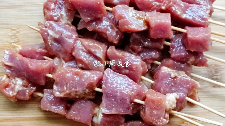 烤肉串,肉串全部穿好后，烤盘内放入一张锡纸，把穿好的肉串放入烤盘内。