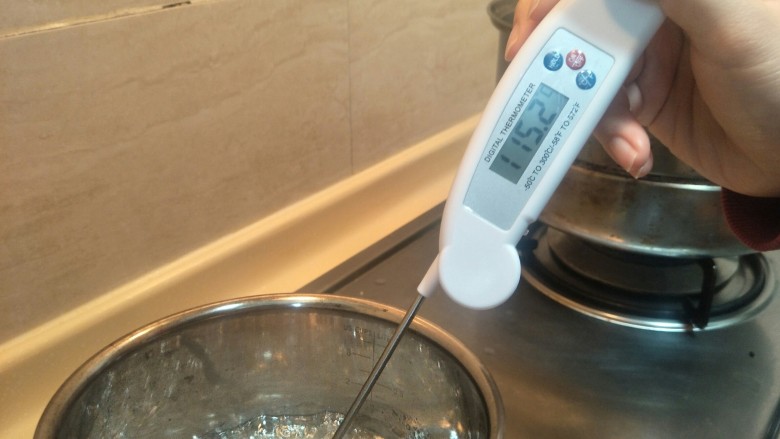 准备一道简单的法式奶油霜,加热到115°了,马上冲入鸡蛋液中。