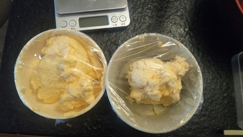 准备一道简单的法式奶油霜,放入小碗,盖保鲜膜。放入冰箱冷藏备用。