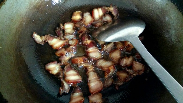 白菜尖椒炒腊肉,锅中放入适量<a style='color:red;display:inline-block;' href='/shicai/ 857'>植物油</a>,放入腊肉小火翻炒