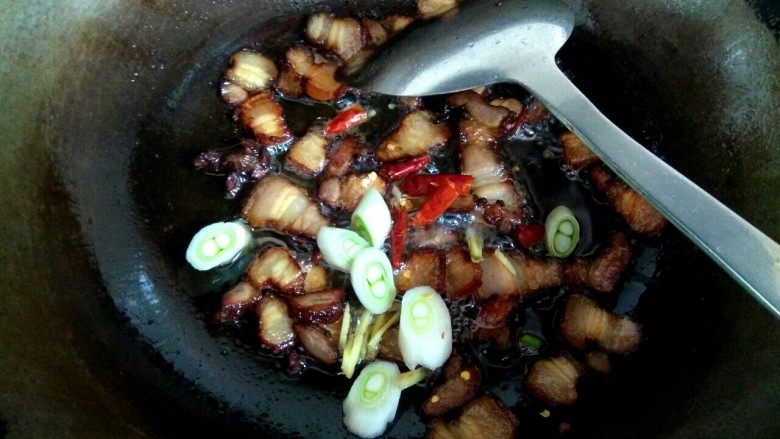 白菜尖椒炒腊肉,腊肉变透明,放入葱姜干红辣椒