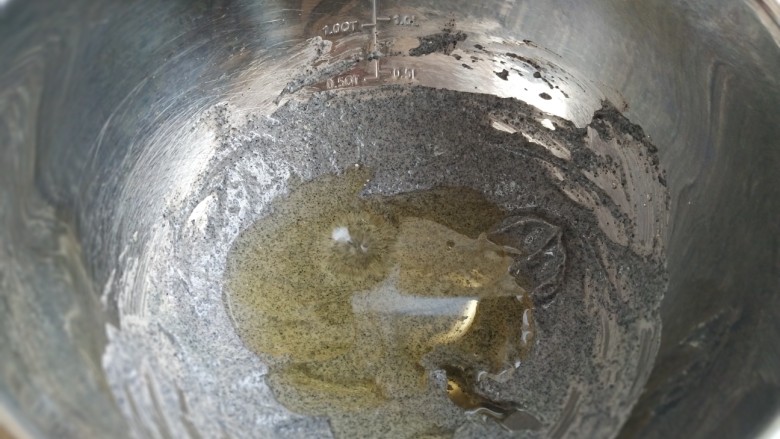 黑芝麻蛋糕卷,加入玉米油;