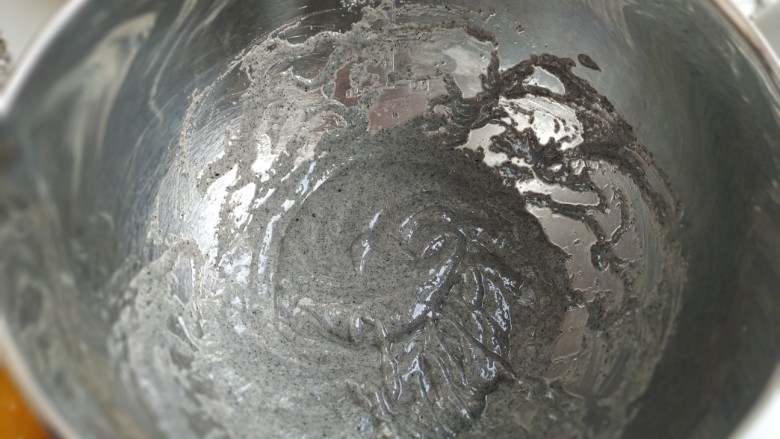 黑芝麻蛋糕卷,用蛋抽混合,充分乳化,不能有油和黑芝麻酸奶酱分离的现象;
