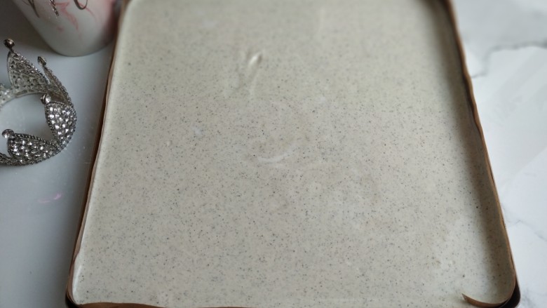 黑芝麻蛋糕卷,震烤盘几下,把大气泡震出去,成品蛋糕卷中间没有孔洞;