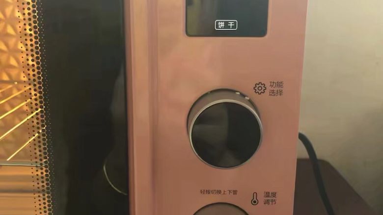 蔓越莓饼干,海氏烤箱饼干模式先预热5分钟,然后烤10分钟以后就可以了!(也可以不选模式,上下管170度预热5分钟以后,上下管170度烤10分钟。)不过最后2分钟的时候最好守在烤箱旁边看饼干的颜色,防止烤焦了!