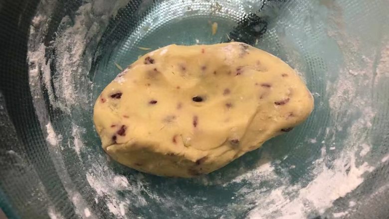 蔓越莓饼干,套一次性手套,揉成团。
