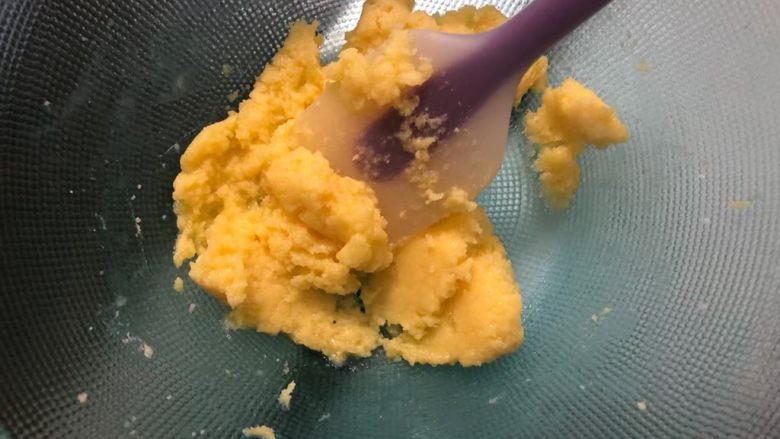 蔓越莓饼干,拌匀之后分三次倒入蛋液,每次都充分搅拌均匀后再加入蛋液!