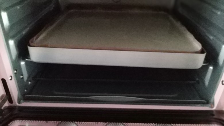黑芝麻蛋糕卷,放入预热好的烤箱,中下层,上下火150度烘烤15分钟;