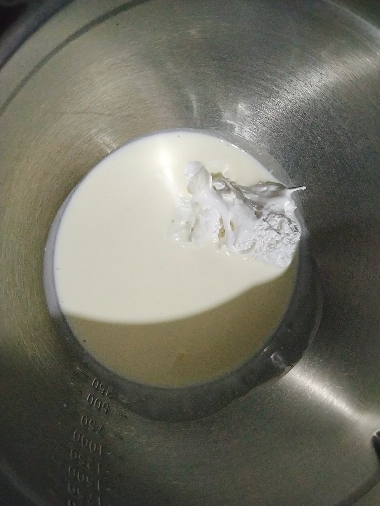 黑芝麻蛋糕卷,淡奶油放入无油无水的打蛋盆里加入fluff香草味液体棉花糖,用手持电动打蛋器打发至六层;