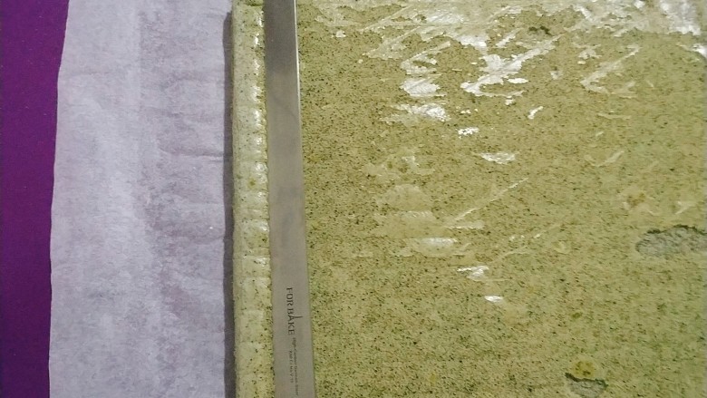 黑芝麻蛋糕卷,把前后两边用锯齿刀45度角切掉边缘;