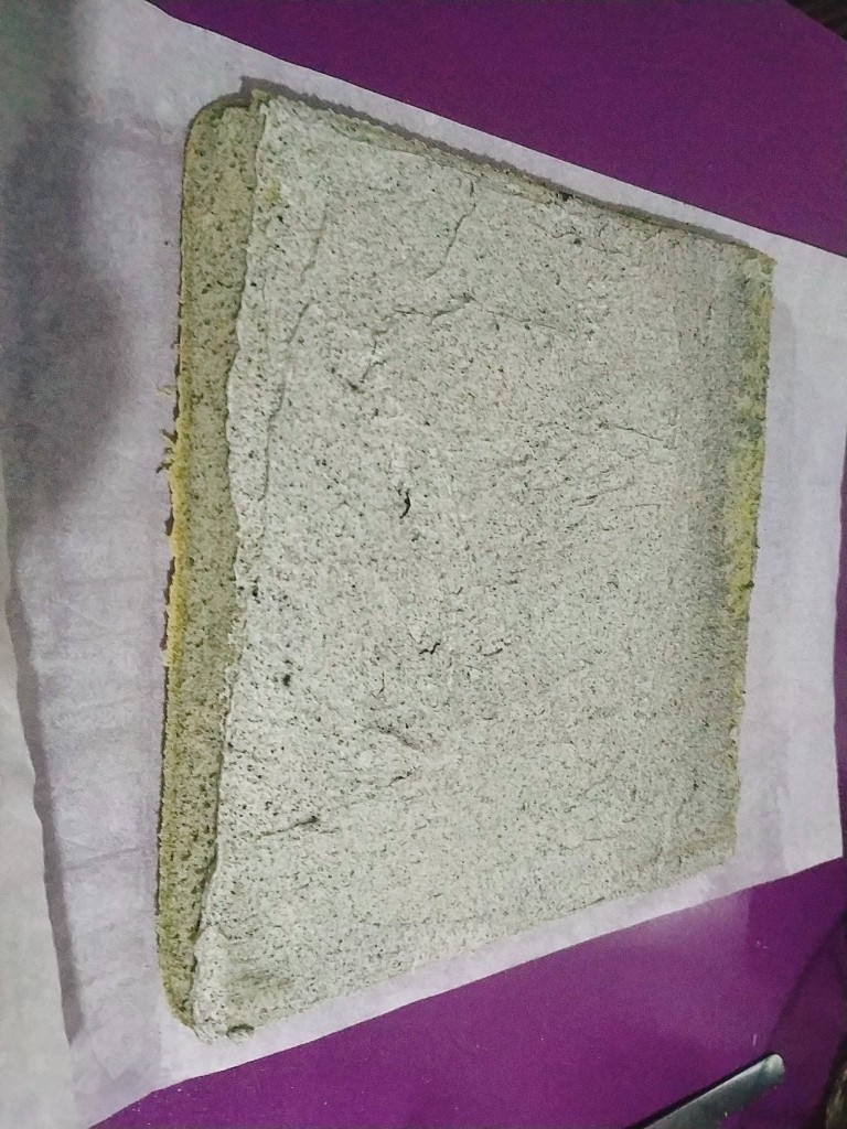 黑芝麻蛋糕卷,然后把黑芝麻淡奶油抹到蛋糕卷上面;