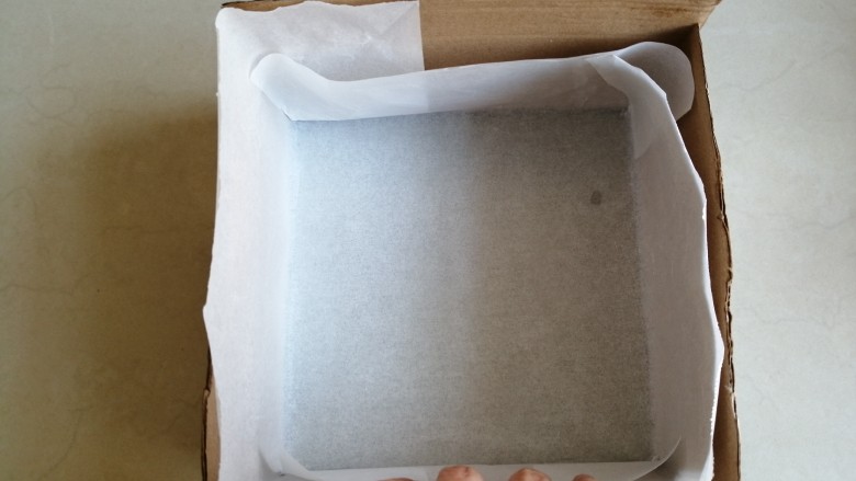 古早味蛋糕,准备一个18cm的方形烤盘,铺上油纸,在油纸和模具之间插上硬纸板