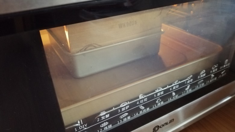 古早味蛋糕,将模具放在烤盘上,烤盘里加入热水,放入提前预热到上火140度,下火150度的烤箱,最下层烘烤60分钟左右,烘烤好的蛋糕取出在桌面上震两下,不用倒扣
