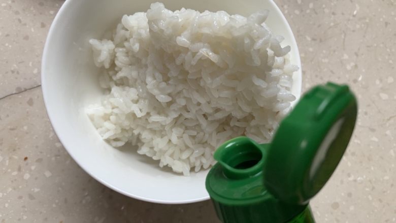 面线虾烤肠彩蔬便当盒,煮熟的米饭趁热加入少许盐和柠檬醋搅拌均匀,可以增加米饭口感,也能防止米饭放凉后变硬。