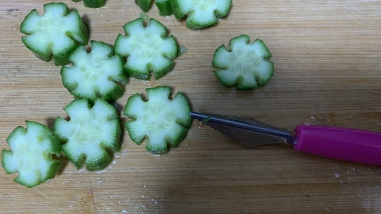 面线虾烤肠彩蔬便当盒,黄瓜切成花朵样子。