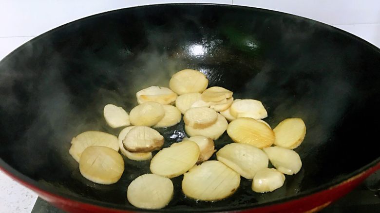 蚝油杏鲍菇,春节家宴必备,这个过程很奇妙的,杏鲍菇由硬白变得软透。