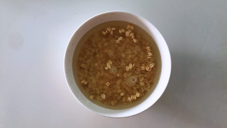 小米燕麦粥,小米燕麦清洗干净。