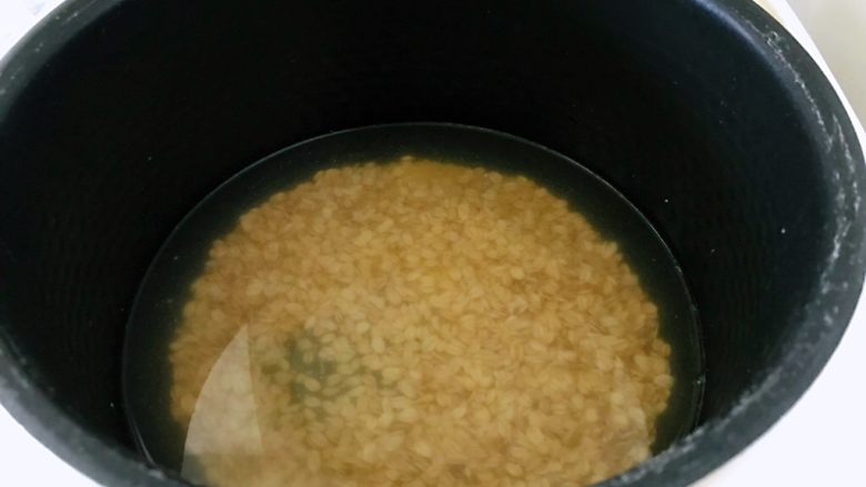 小米燕麦粥,放入电饭煲，加<a style='color:red;display:inline-block;' href='/shicai/ 156925'>水</a>，盖上盖子，按下煮粥键，至自动停止即可，电饭煲的品牌不一样，所需时间会有所不同，按自家电饭煲的性能。（也可以放在燃气灶上直接熬，小米燕麦粥是很容易熟的，或者用电炖锅按照指示选择键位就行了。厨房的各种小家电得利用起来，在忙碌奔波的今天能为我们节省很多时间，会让你觉得下厨为家人烹饪很有成就感，是件美好的事情，能回家吃饭本来就是一种幸福。）