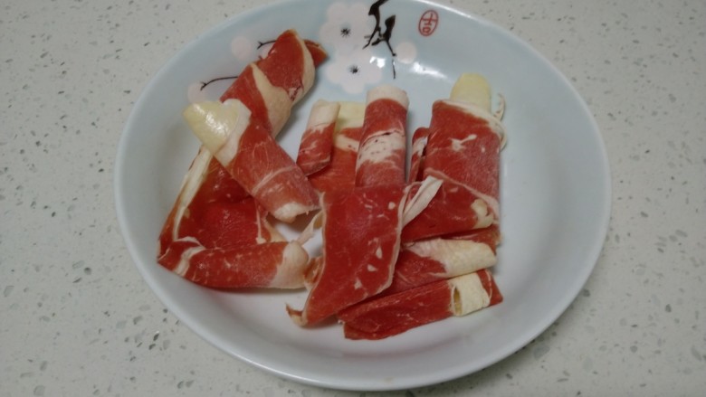 牛肉卷炒金针菇,<a style='color:red;display:inline-block;' href='/shicai/ 39917'>牛肉卷</a>准备好。