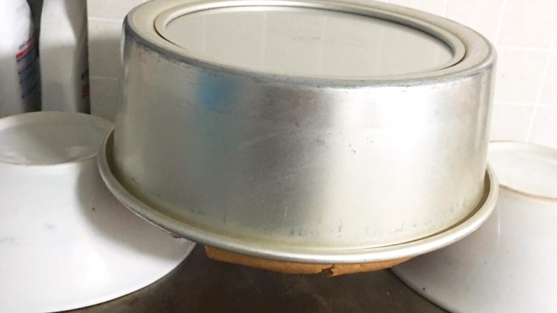 奶油戚风蛋糕,烤完立即倒扣,三小时后再脱模。