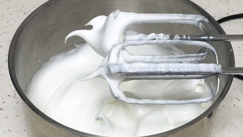 奶油戚风蛋糕,再次搅打50圈,蛋白硬挺出现直立的小尖峰。