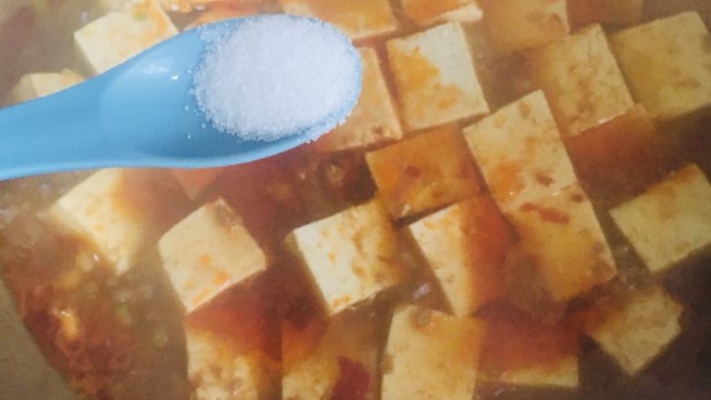 肉末豆腐,时间到了,放入少许盐(口淡的人也可以不放)