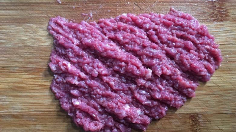 肉末豆腐,牛肉洗净剁成末备用