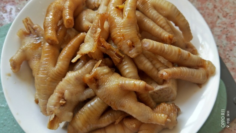 香芋豆豉蒸凤爪,然后把鸡爪铺在芋头上,腌制的汁也一起淋在上面